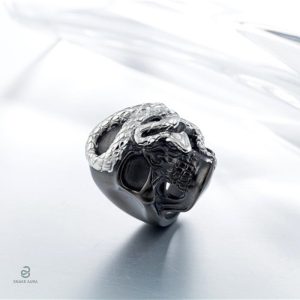 Bague serpent décorée d'un crâne noir, style audacieux