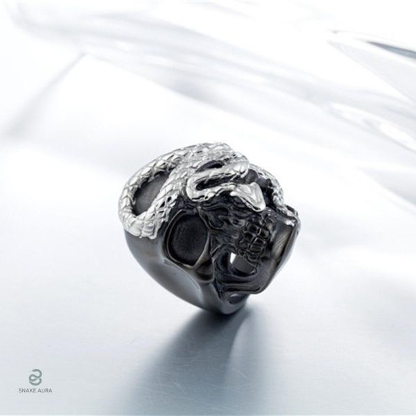 Bague serpent décorée d'un crâne noir, style audacieux