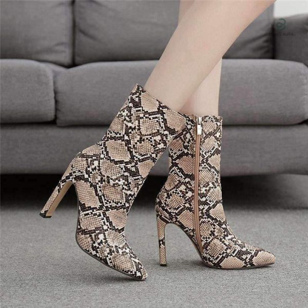 Bottines à talons serpent pour un look audacieux