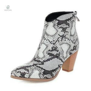 Bottines effet peau de serpent élégantes et contemporaines