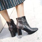 Bottines noires en motif serpent pour un style audacieux