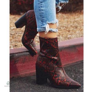 Bottines serpent rouge au design élégant et audacieux