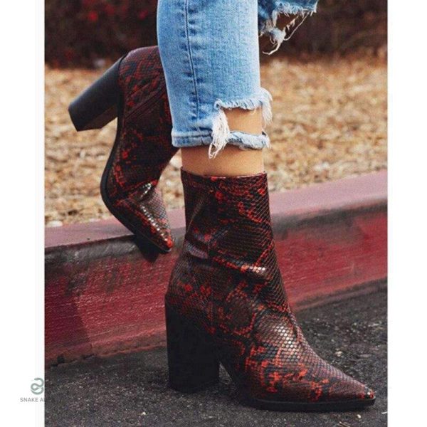 Bottines serpent rouge au design élégant et audacieux