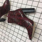 Bottines avec imprimé serpent stylisé en rouge