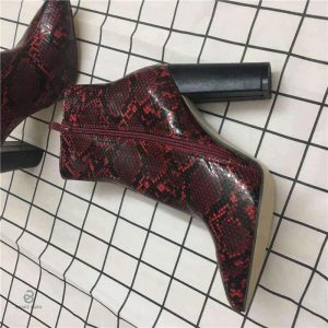 Bottines avec imprimé serpent stylisé en rouge
