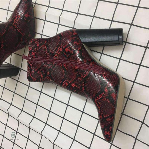 Bottines avec imprimé serpent stylisé en rouge