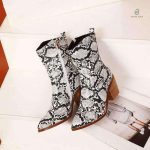 Bottines imprimées python pour un look moderne