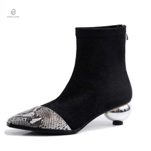 Bottines noires en imitation serpent pour une touche chic