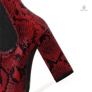Style chic avec bottines serpent bordeaux