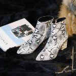 Bottines d'hiver grises avec design serpent