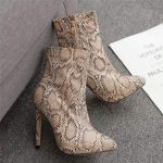 Look audacieux avec ces bottines serpent marron