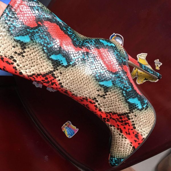 Bottines serpent colorées, confort et allure originales