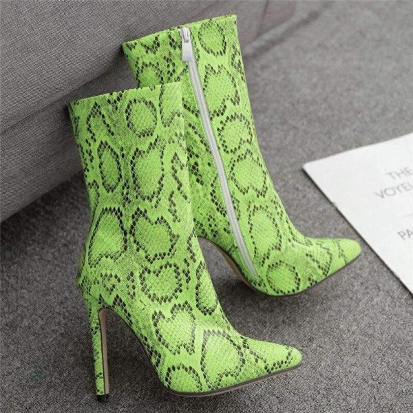 Bottines au motif python vert, élégance moderne assurée