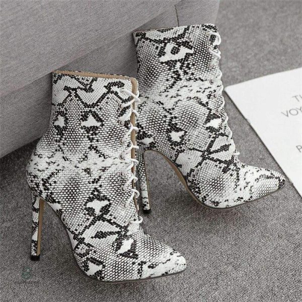 Bottines blanches à motif serpent, confortables et stylées