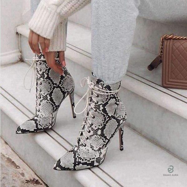Bottines serpent blanches, alliées d'un style raffiné