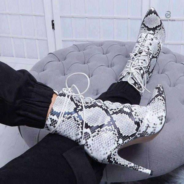 Bottines tendance serpent blanc, un incontournable de la saison