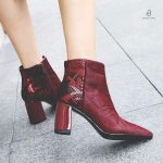 Bottines serpent en bordeaux avec motif reptile distinctif