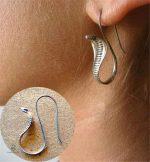 Boucles d'oreilles argentées serpent avec motif cobra