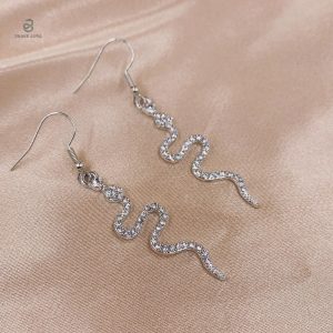 Boucles d'oreilles serpent argentées pendantes élégantes