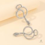 Bijoux serpent argenté ornés de détails en diamant