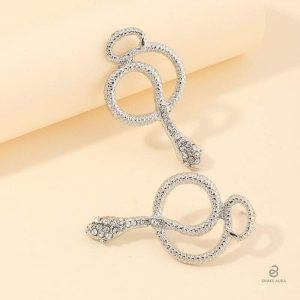 Bijoux serpent argenté ornés de détails en diamant