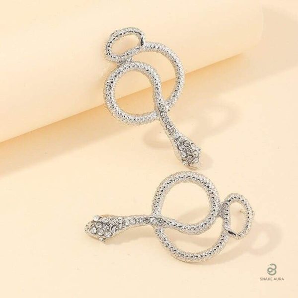 Bijoux serpent argenté ornés de détails en diamant