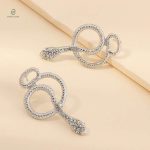 Accessoire chic serpent argenté, brillance discrète en diamant
