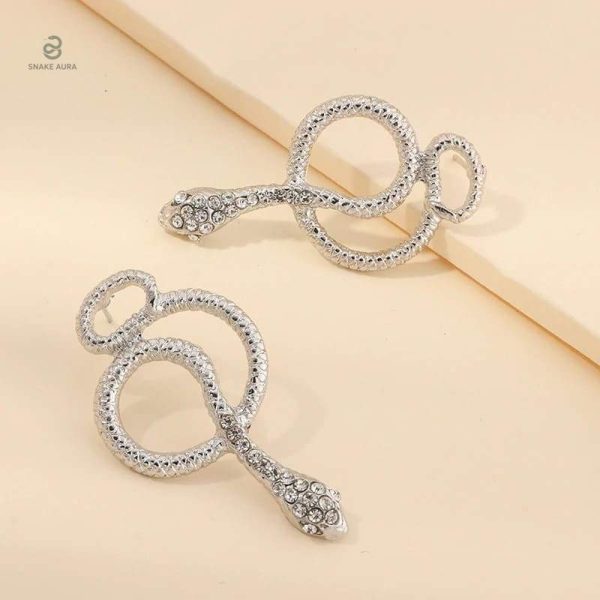 Accessoire chic serpent argenté, brillance discrète en diamant