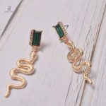 Boucles en strass inspirées du serpent tendance