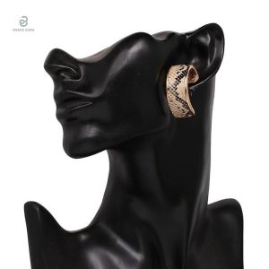 Accessoires tendance : boucles serpent beige chic