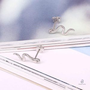 Accessoires en argent, boucles serpent modernes et stylées