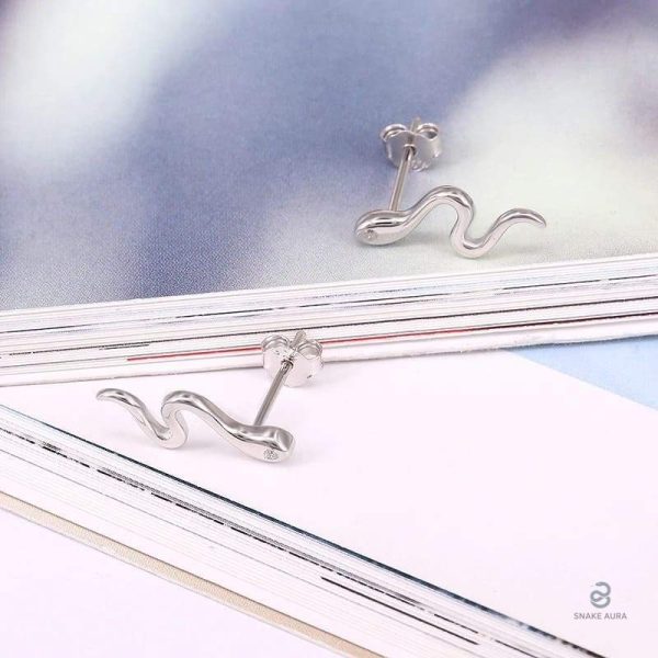 Accessoires en argent, boucles serpent modernes et stylées