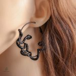 Boucles en serpent noir avec design en cercle
