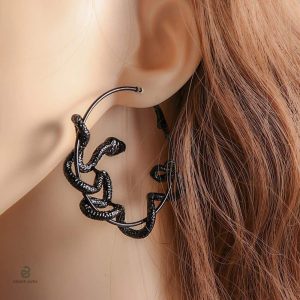 Boucles en serpent noir avec design en cercle