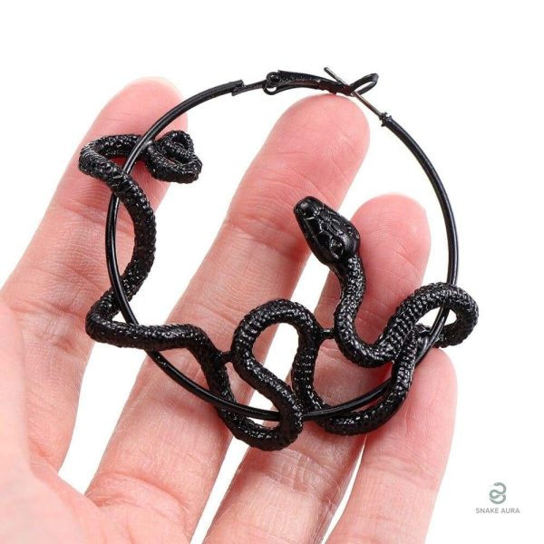 Accessoire chic : boucles d'oreilles serpent noir