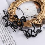Élégantes boucles d'oreilles cercle serpent noir