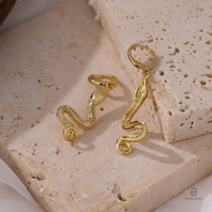 Boucles d'oreilles en forme de serpent dorées