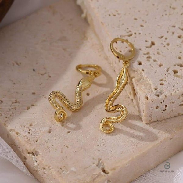 Boucles d'oreilles en forme de serpent dorées