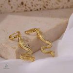 Accessoire tendance : boucles serpent en or