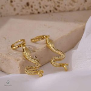 Accessoire tendance : boucles serpent en or