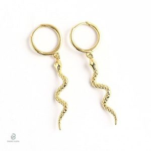 Création de boucles d'oreilles en forme de serpent doré