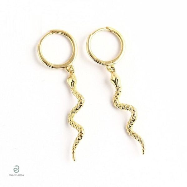 Création de boucles d'oreilles en forme de serpent doré