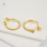 Accessoire tendance : boucles serpent en or