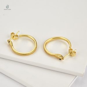 Accessoire tendance : boucles serpent en or