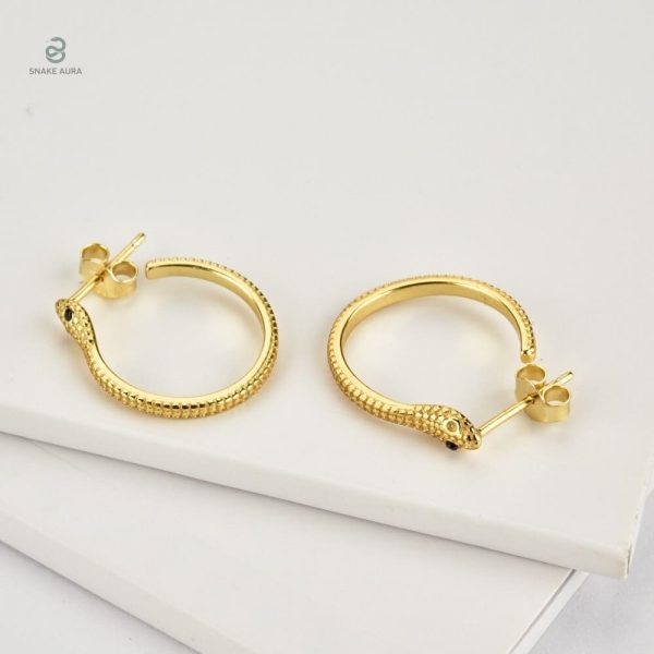 Accessoire tendance : boucles serpent en or