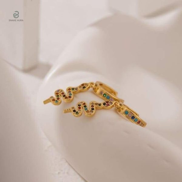 Boucles serpent ornées de diamants aux teintes variées