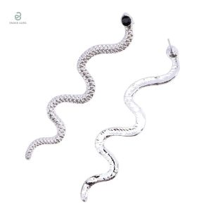 Boucles d'oreilles argent en forme de serpent pour un look audacieux