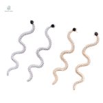 Accessoire punk : boucles d'oreilles serpent en métal argenté