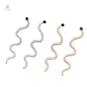 Accessoire punk : boucles d'oreilles serpent en métal argenté
