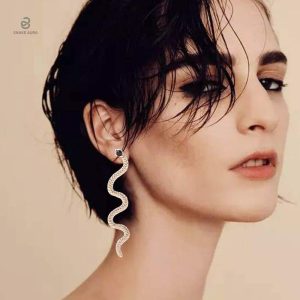 Boucles d'oreilles en forme de serpent avec finition dorée